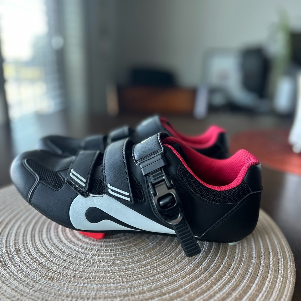 Peloton shoes. Men’s size 8. Women’s size 10. AMAZING CONDITIONS!